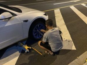 多辆汽车轮胎被图钉扎成刺猬？重庆高速道路部门回应