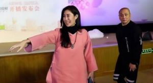 汤镇业宴请800位宾客出席女儿婚礼，51岁前妻惊艳现身，离婚后过上尊贵生活